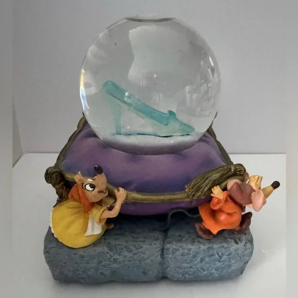 Disney’s Cinderella Glass Slipper Snowglobe with Jaq ,Gus, Suzy & Perla - Picture 4 of 11